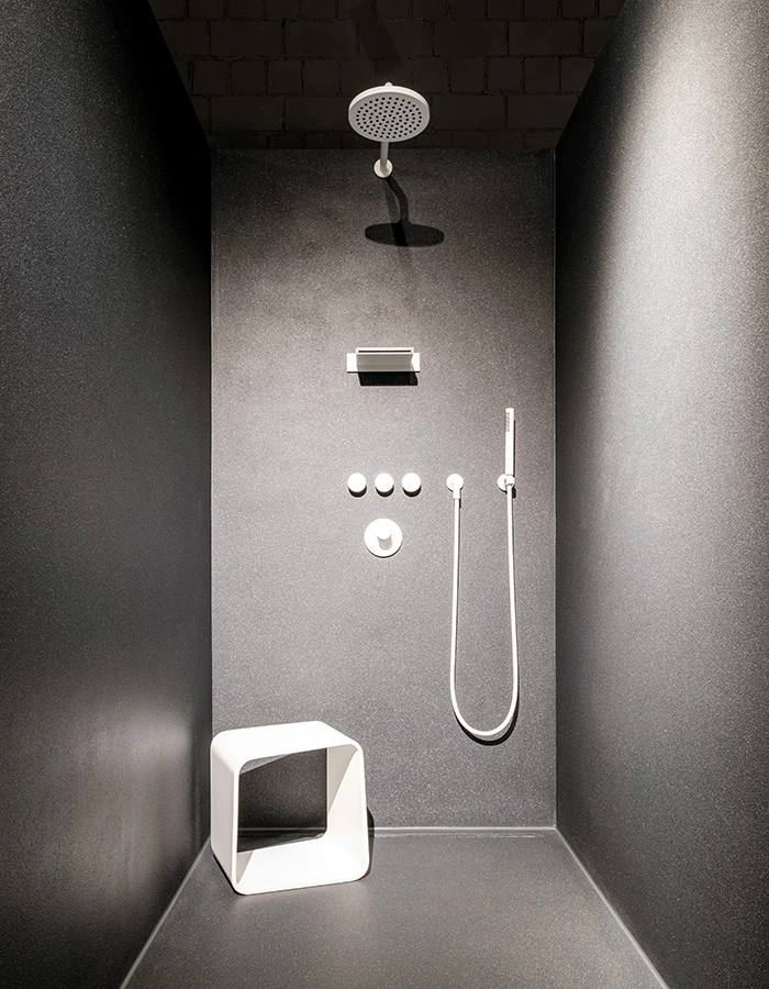 Moderne dunkle Dusche