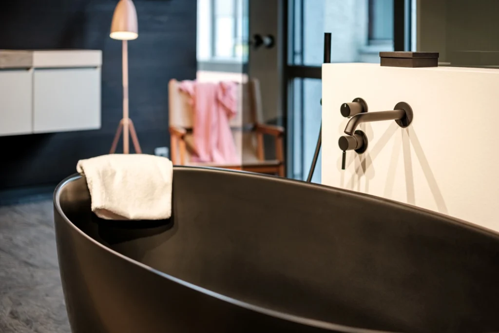 Dunkle Badewanne in modernem Badezimmer