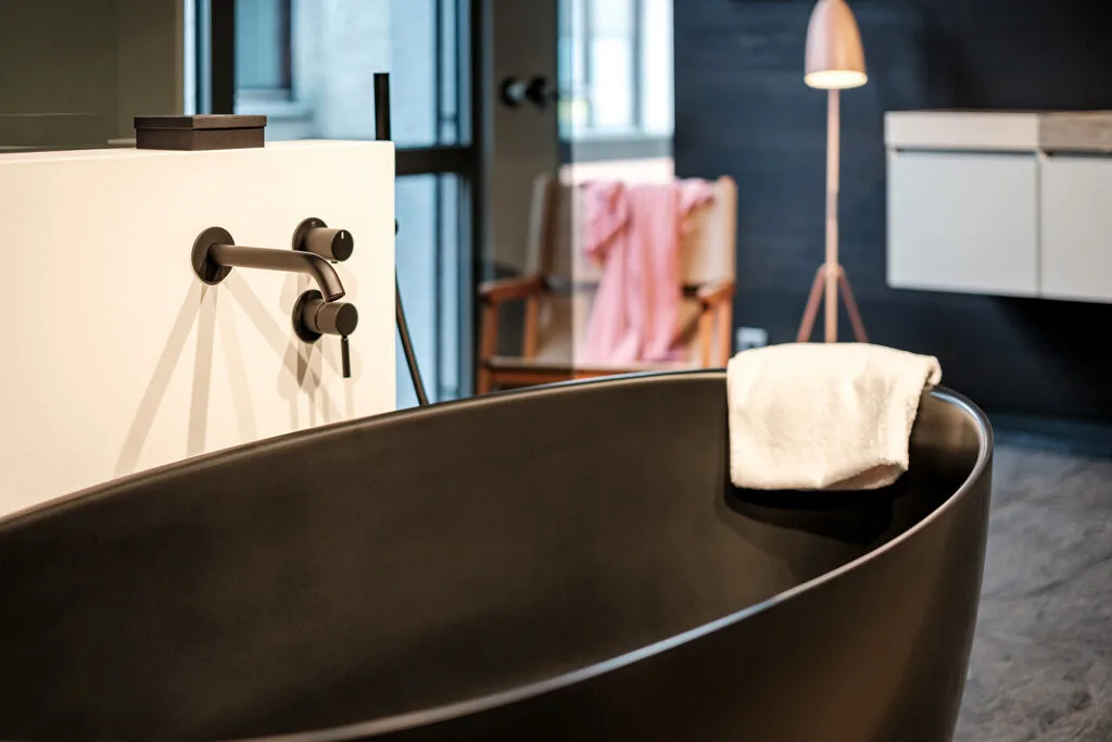 Schwarze Badewanne